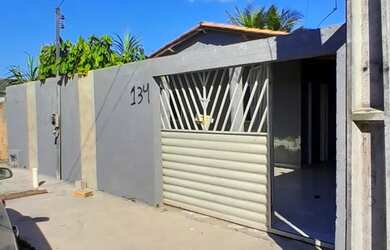 Imagem: A casa possui 2 Dormitórios, 1 Banheiro, 3 Vagas na garagem