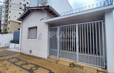 Imagem: A casa possui 3 Dormitórios, 2 Banheiros, 1 Vaga na garagem