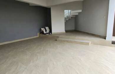 Imagem: A casa possui 3 Dormitórios, 1 Banheiro, 2 Vagas na garagem