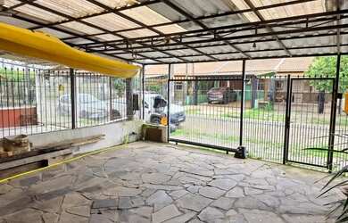 Imagem: A casa possui 3 Dormitórios, 1 Banheiro, 1 Vaga na garagem