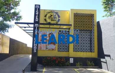 Imagem: O depósito para alugar possui 5 Vagas na garagem e 135m² de