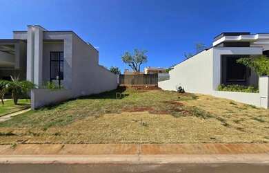 Imagem: O terreno possui 332m² de Área e está localizado em Parque