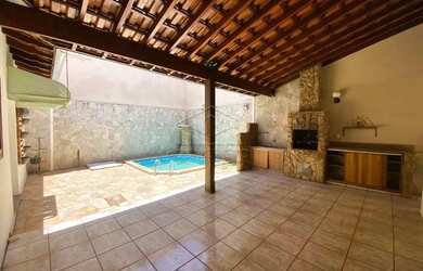 Imagem: A casa possui 4 Dormitórios, 3 Banheiros, 2 Vagas na garagem