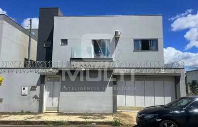 Imagem: A casa possui 3 Dormitórios, 3 Banheiros, 2 Vagas na garagem