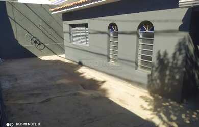 Imagem: A casa possui 2 Dormitórios, 1 Banheiro, 2 Vagas na garagem