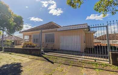 Imagem: A casa possui 3 Dormitórios, 3 Banheiros, 2 Vagas na garagem