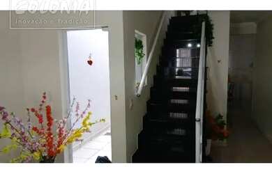 Imagem: A casa possui 3 Dormitórios, 3 Banheiros, 2 Vagas na garagem