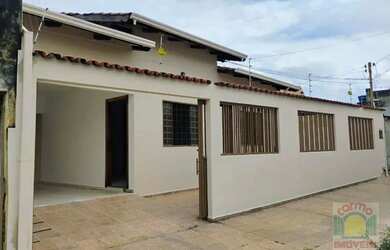 Imagem: A casa possui 3 Dormitórios, 2 Banheiros, 1 Vaga na garagem