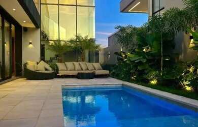 Imagem: A casa possui 4 Dormitórios, 5 Banheiros, 4 Vagas na garagem