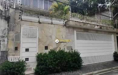 Imagem: A casa possui 3 Dormitórios, 3 Banheiros e 249m² de Área