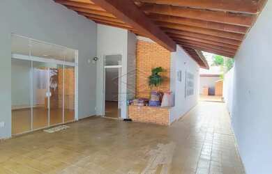 Imagem: A casa possui 3 Dormitórios, 5 Banheiros, 3 Vagas na garagem