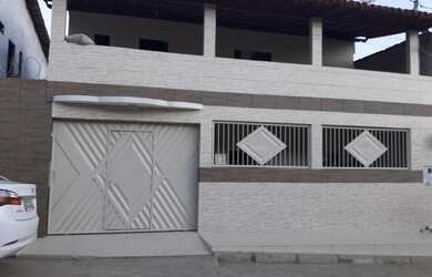 Imagem: A casa possui 3 Dormitórios, 3 Banheiros, 2 Vagas na garagem