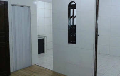 Imagem: A casa possui 1 Dormitório, 1 Banheiro, 1 Vaga na garagem