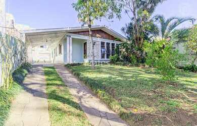 Imagem: A casa possui 3 Dormitórios, 3 Banheiros, 5 Vagas na garagem