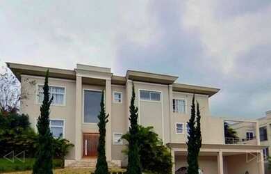 Imagem: A casa possui 4 Dormitórios, 4 Banheiros, 5 Vagas na garagem