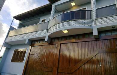 Imagem: A casa possui 4 Dormitórios, 2 Banheiros, 2 Vagas na garagem