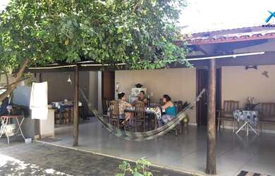 Imagem: A casa possui 3 Dormitórios, 2 Banheiros, 5 Vagas na garagem