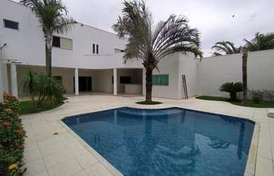 Imagem: A casa possui 4 Dormitórios, 5 Banheiros, 3 Vagas na garagem