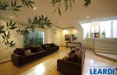 Imagem: A casa em condomínio possui 4 Dormitórios, 5 Banheiros, 4