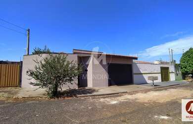 Imagem: A casa possui 3 Dormitórios, 2 Banheiros, 2 Vagas na garagem