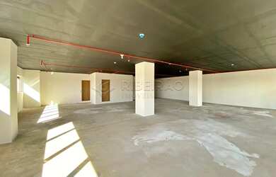 Imagem: O depósito possui 5 Vagas na garagem e 275m² de Área e está