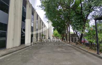 Imagem: O depósito possui 5 Vagas na garagem e 8200m² de Área e está