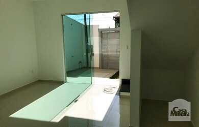 Imagem: A casa possui 2 Dormitórios, 2 Banheiros, 2 Vagas na garagem