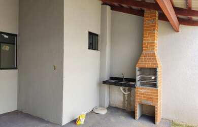 Imagem: A casa possui 2 Dormitórios, 1 Banheiro, 1 Vaga na garagem