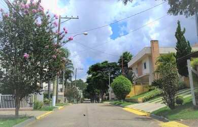 Imagem: A casa possui 3 Dormitórios, 5 Banheiros, 4 Vagas na garagem