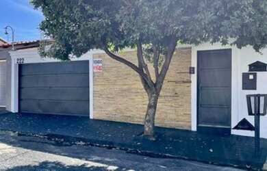 Imagem: A casa possui 3 Dormitórios, 3 Banheiros, 2 Vagas na garagem