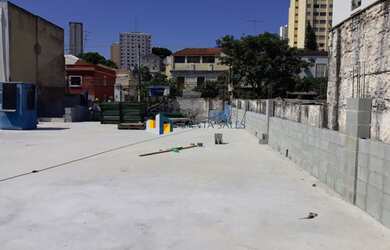 Imagem: O depósito possui 5 Vagas na garagem e 630m² de Área e está