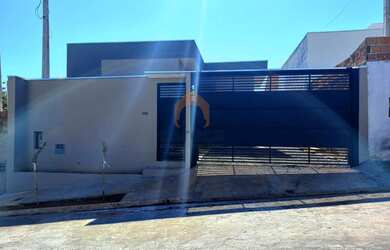 Imagem: A casa possui 3 Dormitórios, 2 Banheiros, 2 Vagas na garagem