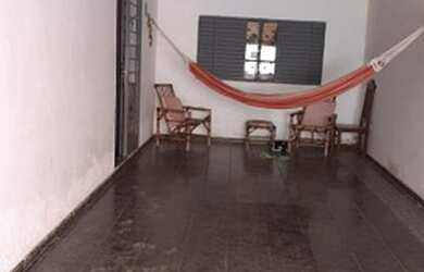 Imagem: A casa possui 2 Dormitórios, 1 Banheiro, 2 Vagas na garagem