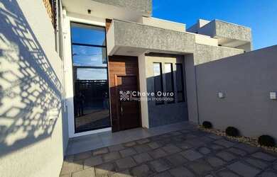 Imagem: A casa possui 3 Dormitórios, 1 Banheiro, 2 Vagas na garagem