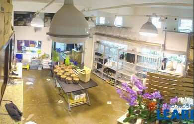 Imagem: O depósito possui 3 Vagas na garagem, 141m² de Área e está