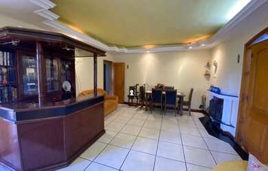 Imagem: A casa possui 5 Dormitórios, 3 Banheiros, 1 Vaga na garagem