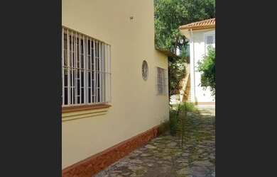 Imagem: O depósito possui 5 Vagas na garagem, 420m² de Área e está