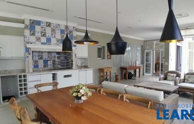 Imagem: A casa em condomínio possui 4 Dormitórios, 5 Banheiros, 600m²