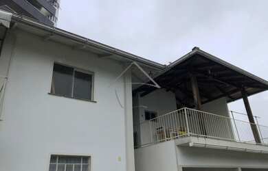 Imagem: O apartamento possui 3 Dormitórios, 1 Banheiro, 1 Vaga na garagem