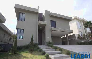 Imagem: A casa em condomínio possui 4 Dormitórios, 5 Banheiros, 4