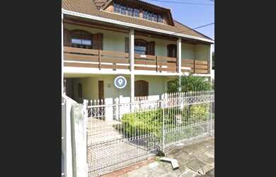 Imagem: A casa possui 4 Dormitórios, 5 Banheiros, 4 Vagas na garagem