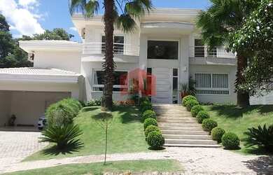 Imagem: A casa possui 3 Dormitórios, 5 Banheiros, 4 Vagas na garagem