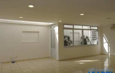 Imagem: O depósito possui 1 Vaga na garagem e 90m² de Área e está