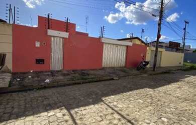 Imagem: A casa possui 3 Dormitórios, 1 Banheiro, 2 Vagas na garagem