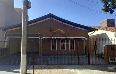 Imagem: A casa possui 3 Dormitórios, 3 Banheiros, 4 Vagas na garagem