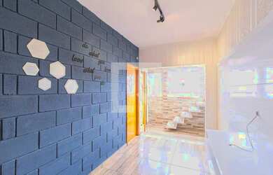 Imagem: A casa possui 3 Dormitórios, 2 Banheiros, 1 Vaga na garagem