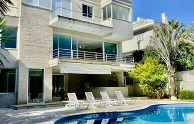 Imagem: A casa em condomínio possui 5 Dormitórios, 5 Banheiros, 5