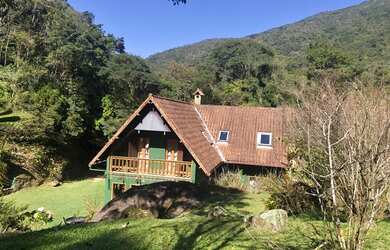 Imagem: A casa possui 4 Dormitórios, 5 Banheiros, 5 Vagas na garagem