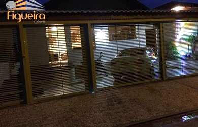 Imagem: A casa possui 3 Dormitórios, 2 Banheiros, 1 Vaga na garagem