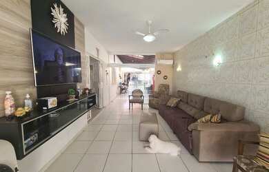 Imagem: A casa possui 4 Dormitórios, 3 Banheiros, 2 Vagas na garagem